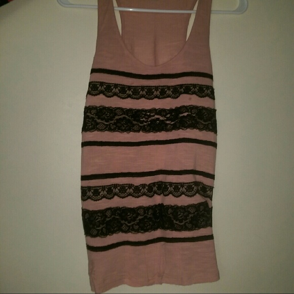 Pretty pink tank with lace patterns - Picture 1 of 2