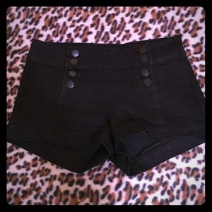 High-waisted black denim shorts 💋