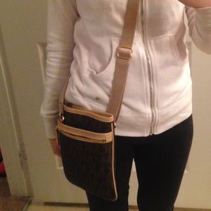 Micheal kors side bag.