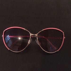 Cute pair of sunglasses with pink rim/pink tint