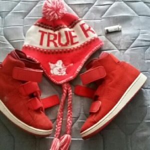 True religion winter hat 100$ Nikes 80