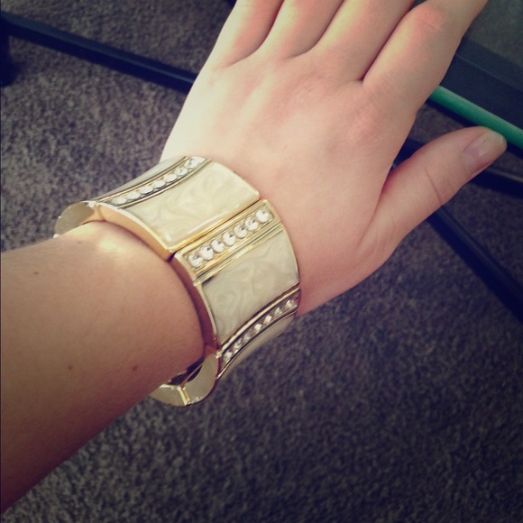 Gold& cream bracelet, decorated with crystals.💫