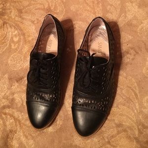 Sam & Libby black lace-up dress shoes with cutouts