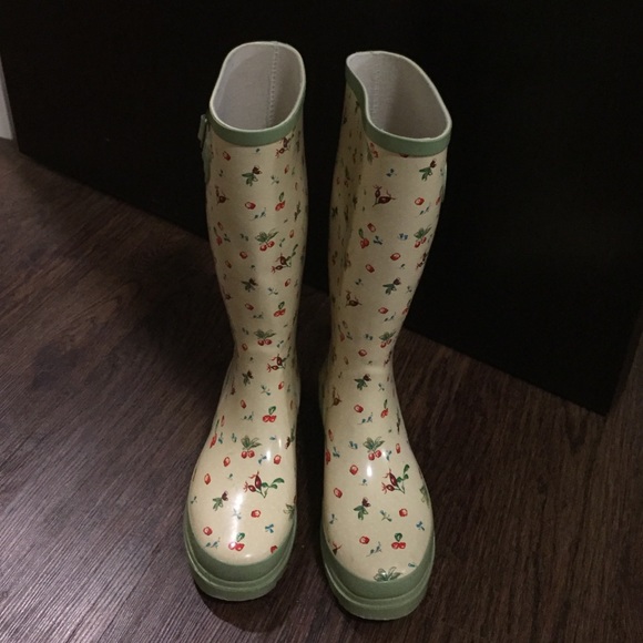 Rain boots size 7/8