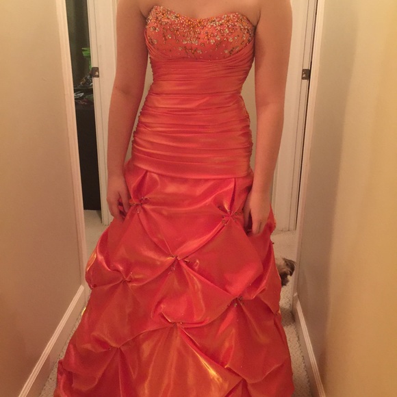 I am selling a prom dress.