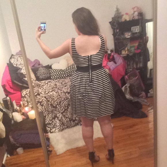 🚫🚫DONATED Classic Striped Dress - Picture 4 of 4