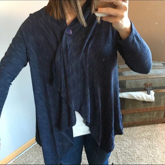 Reserved
🛍 Navy Poncho/Cardi - Picture 3 of 3