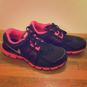 Nike "Dual Fusion ST2" Size 8 Tennis Shoes