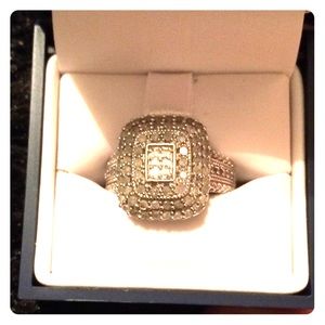 Size 7 whit Gold Ring!