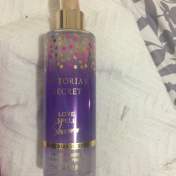 Glittery body spray