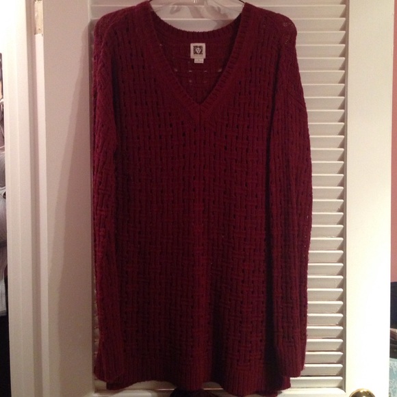 Maroon vneck sweater