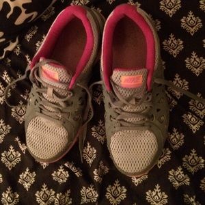 Nike dual fusion sneakers