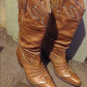 vintage style cowgirl boots with an exotic look!