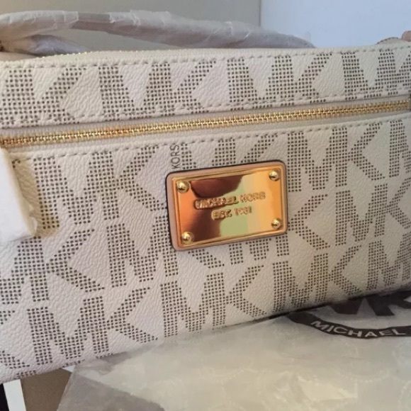 Michael Kors wristlet ❌❌SOLD❌❌