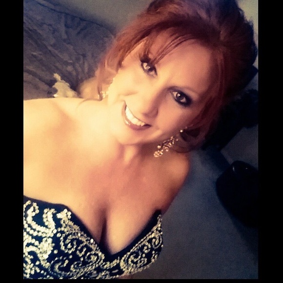 Hello!! 🤗 I am Tina, a mother to 3 teenage girls! - Picture 1 of 4
