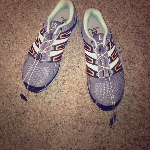 Tennis shoes/ sneakers