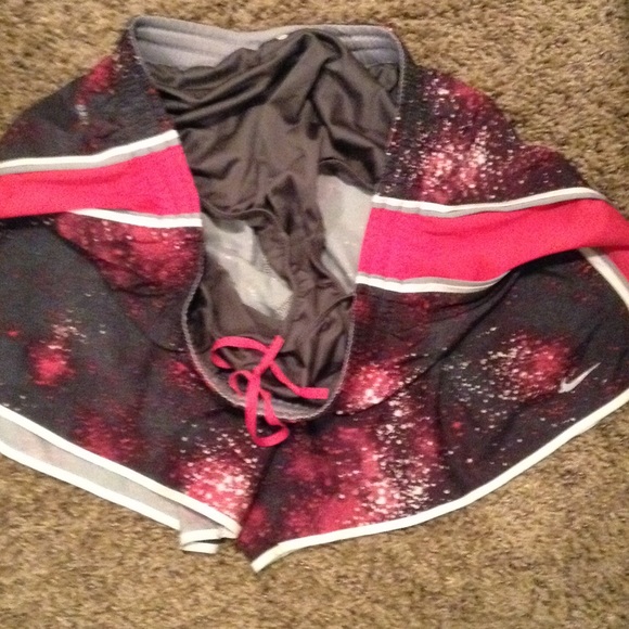 ✨ SOLD ✨ Nike Shorts - Picture 2 of 2