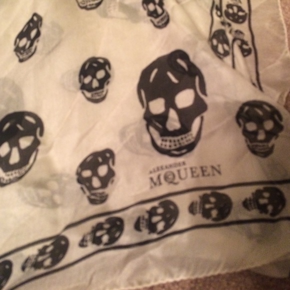 Alexander McQueen skull scarf