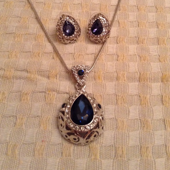 Earrings and necklace💋💍LAST OFFER!!