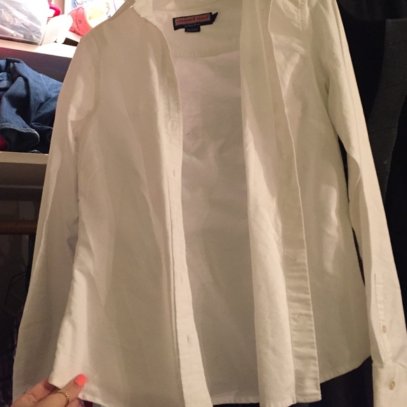 White vineyard vines button down shirt.