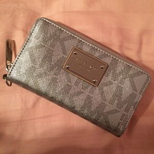 Michael kors wallet / wristlet