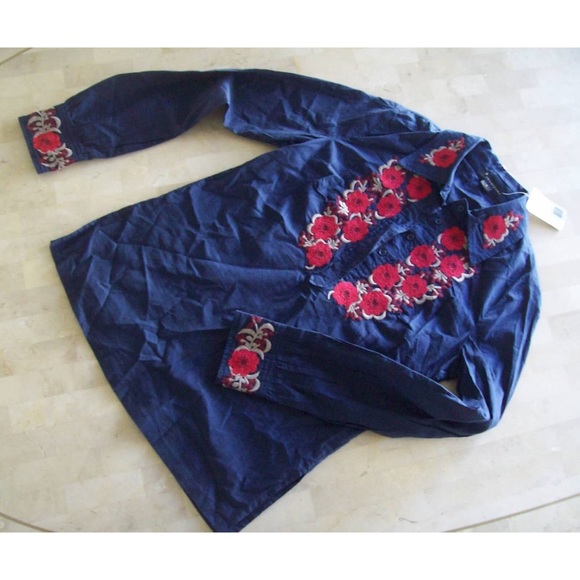 🚫SOLD🚫 Navy Blue Red Floral Embroidered Slit Top - Picture 4 of 4