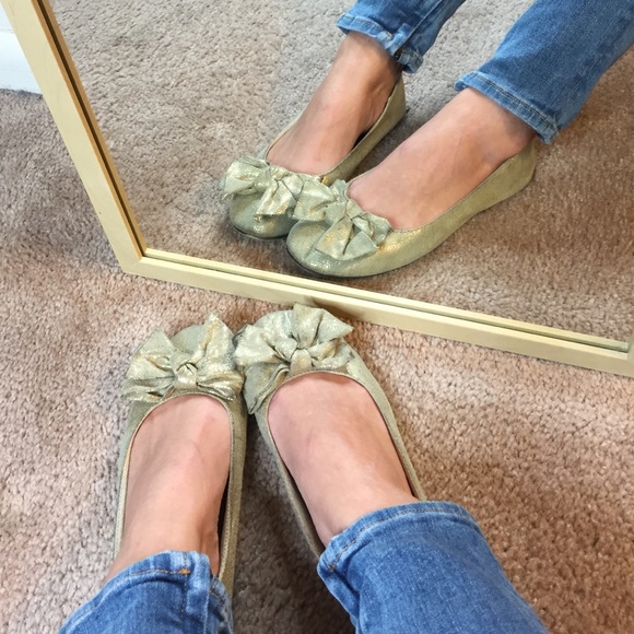 ❌❌SOLD❌❌ Satin Gold Flats w/Oversized Bow. Size6.5