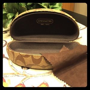 Sunglasses case and cleaning cloth