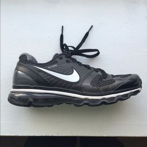 Black nike flywire