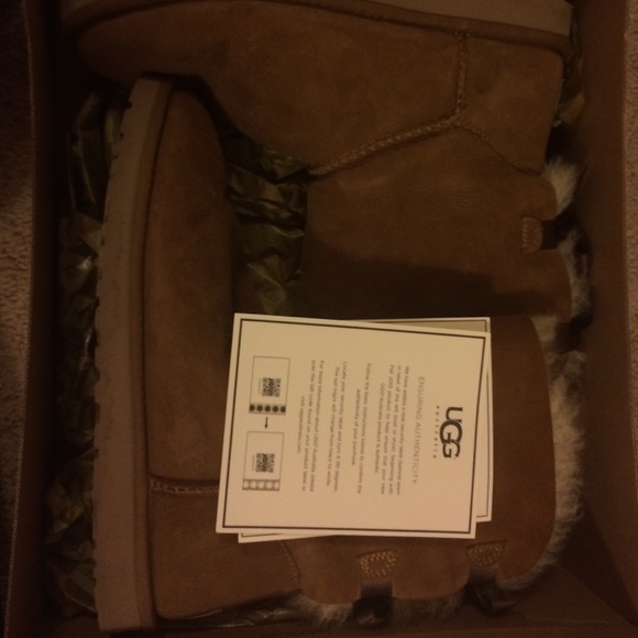 Ugg chestnut Bailey bows size 9