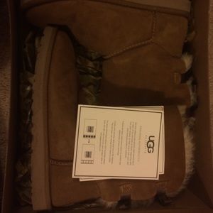 Ugg chestnut Bailey bows size 9