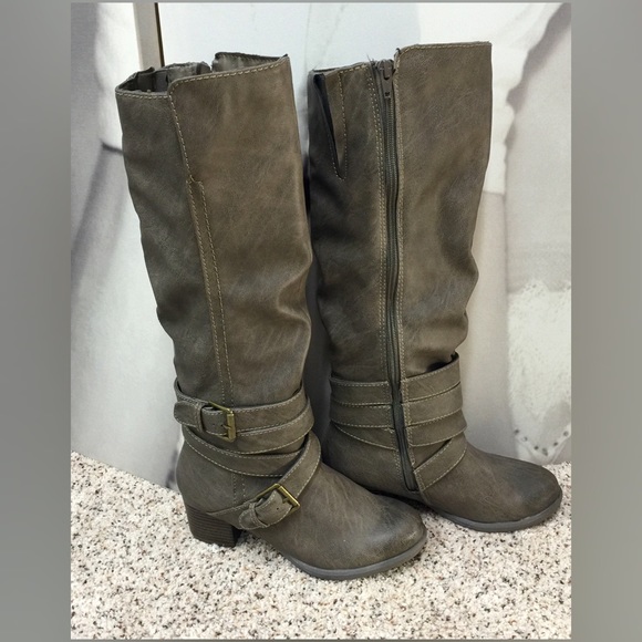 SOLD Mossimo Boots - Picture 2 of 3