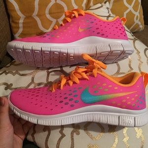 NWBN NIKE FREE RUNS 5.0