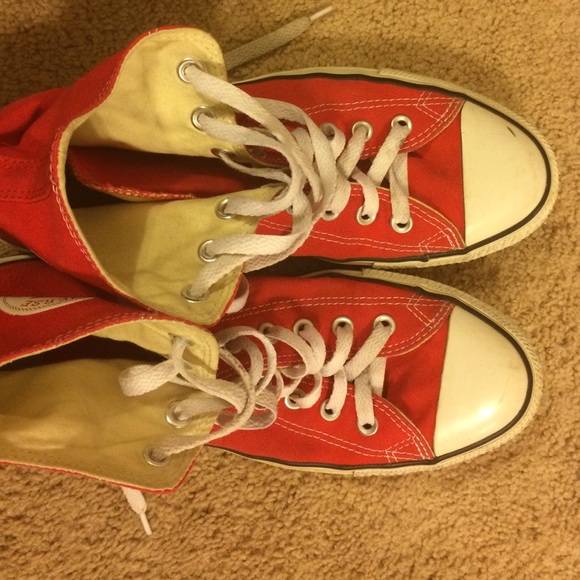 Red converse - Picture 2 of 4