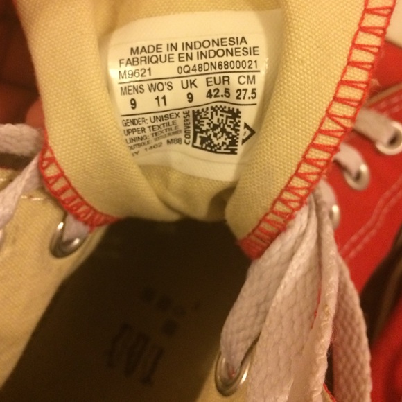 Red converse - Picture 3 of 4