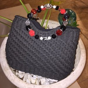 BLACK STRAW HANDBAG WITH BEADED HANDLES