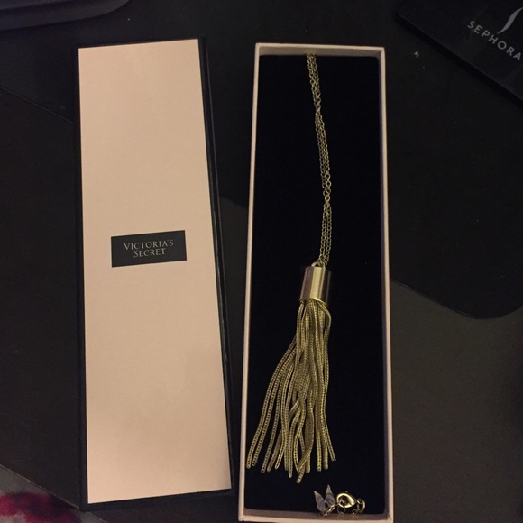 Brand new VS necklace