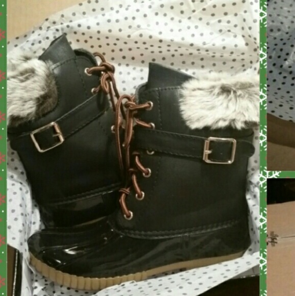 Snow boots with faux fur trim