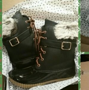 Snow boots with faux fur trim