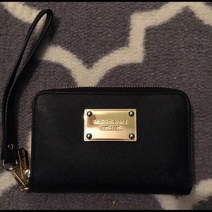 MICHAEL KORS multifunction phone case wristlet