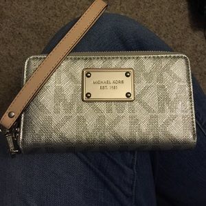 Michael Kors Wristlet Wallet