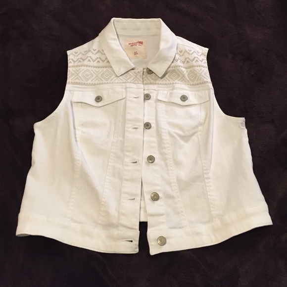 ❌ SOLD ❌NWOT white Jean vest