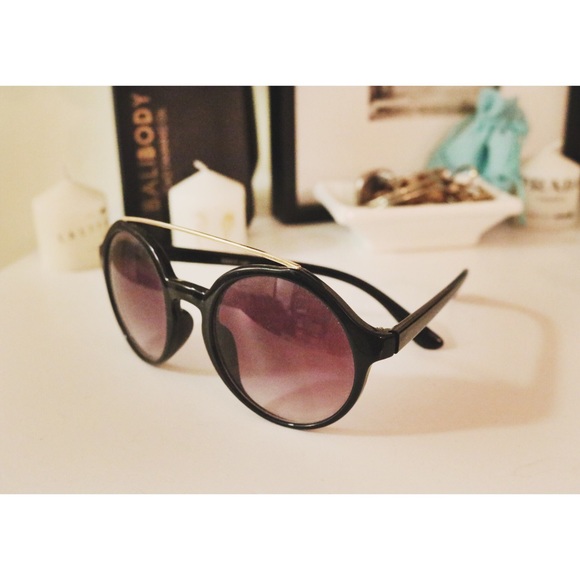 Black circle sunglasses with gold accent bar