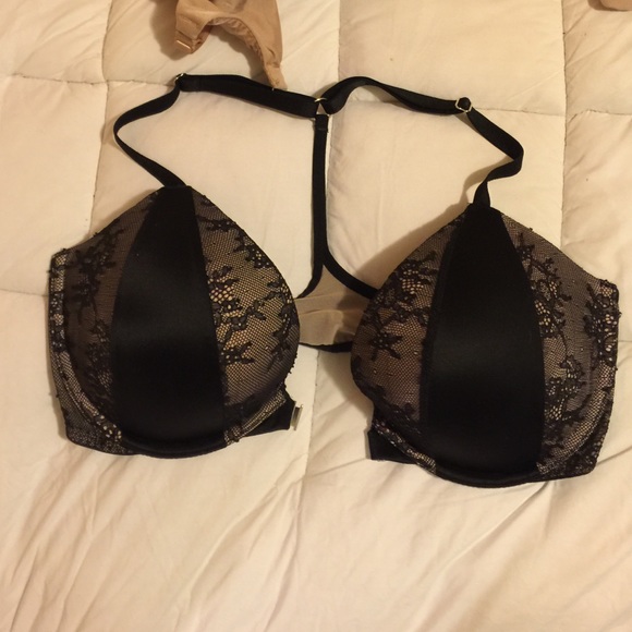 Black front close with t-back bra