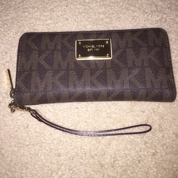 Michael Kors large wallet/ wristlet. SOLD - Picture 1 of 3