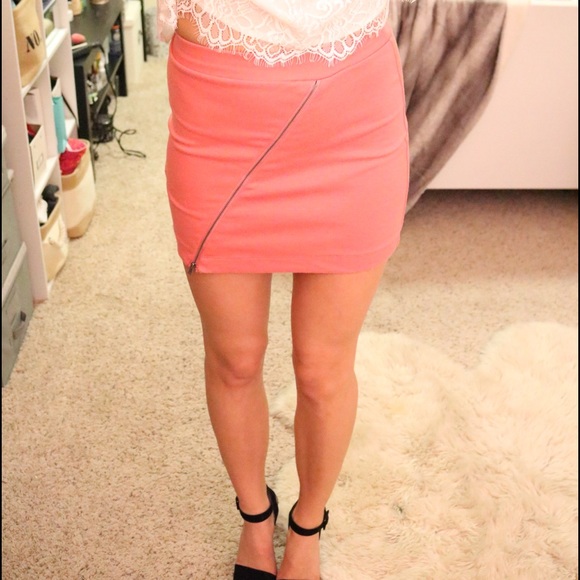 High waisted pink skirt with zipper detail