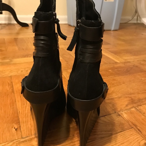 🚫🚫 sold Suede Alice + Olivia boots NWT
Size: 9 - Picture 4 of 4