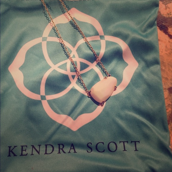 Kendra Scott necklace