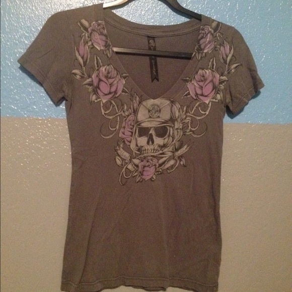 Skull and roses graphic tee!