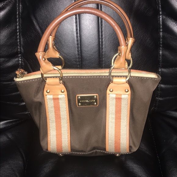 This Michael Kors bag is comfortable and handy.